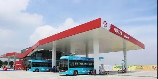 集加氫、加油、加LNG、綜合服務、充電等功能于一體，綜合加能站在大連正式運營