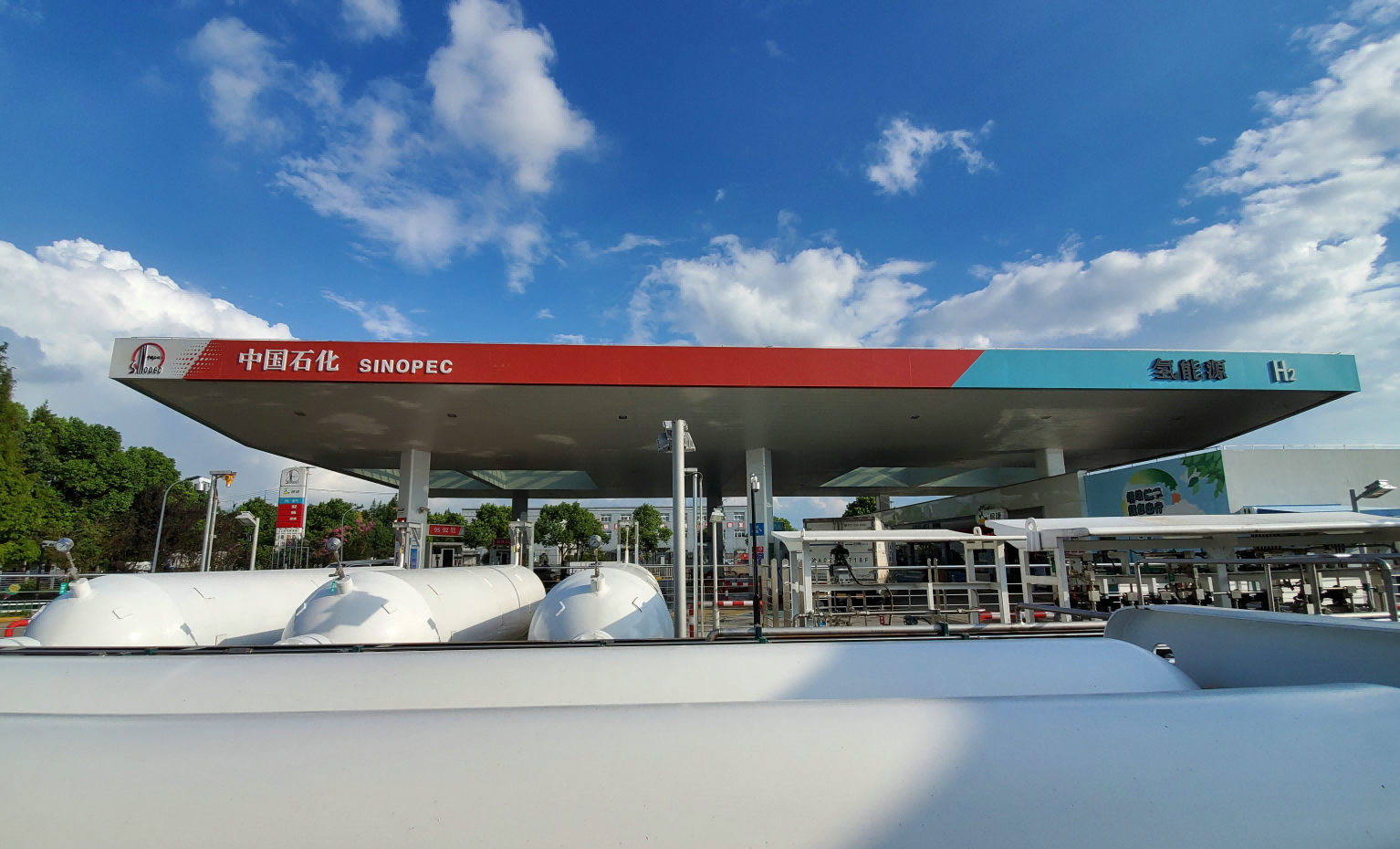 中國石化在上海首次為城市運營公交加氫