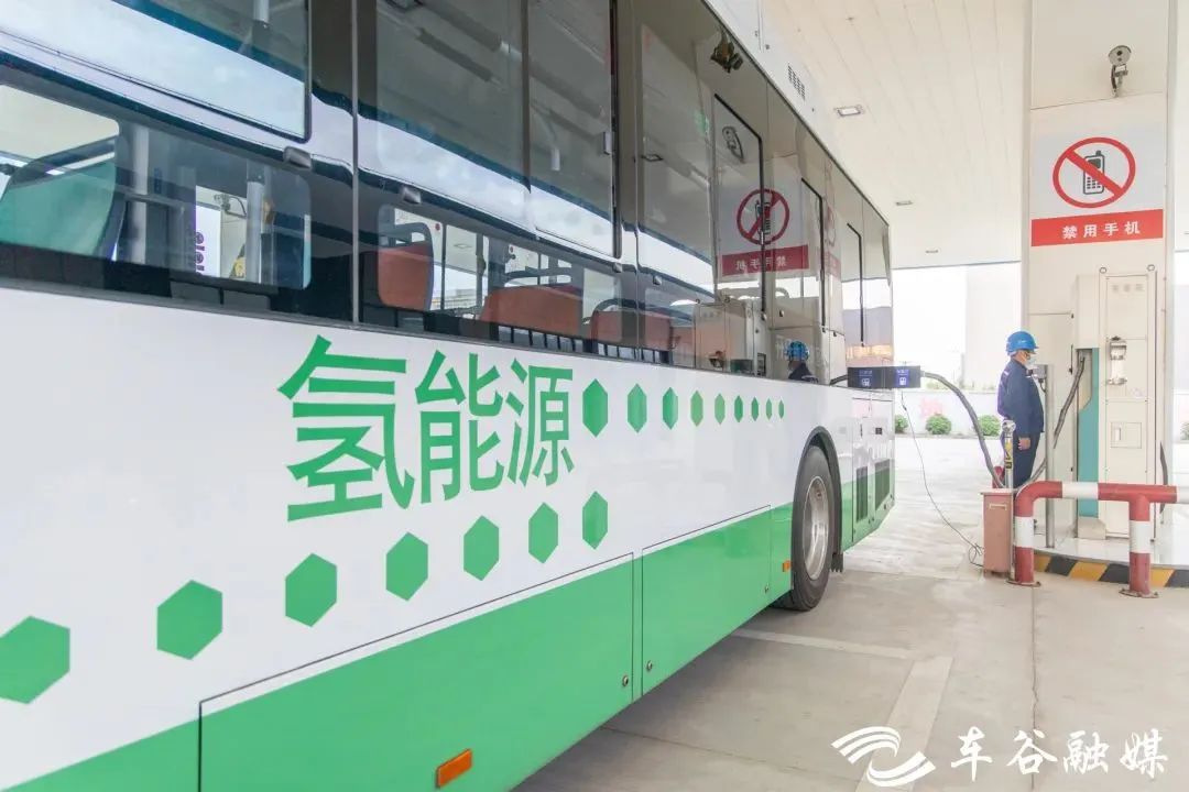 加氫三分鐘能跑四百公里 “車(chē)谷造”氫能公交車(chē)完成階段路試