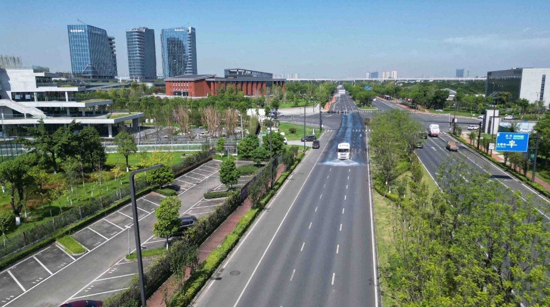 氫能應用場景上新！四川首批氫能驅動市政灑水車在新都上線